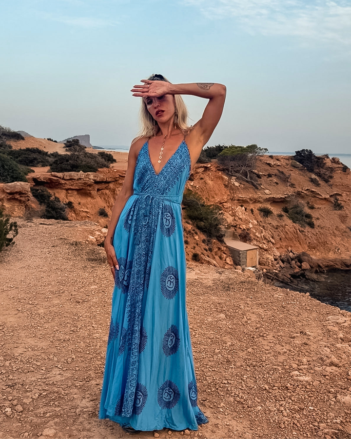 Blaues Boho Sommerkleid mit OM Symbol 