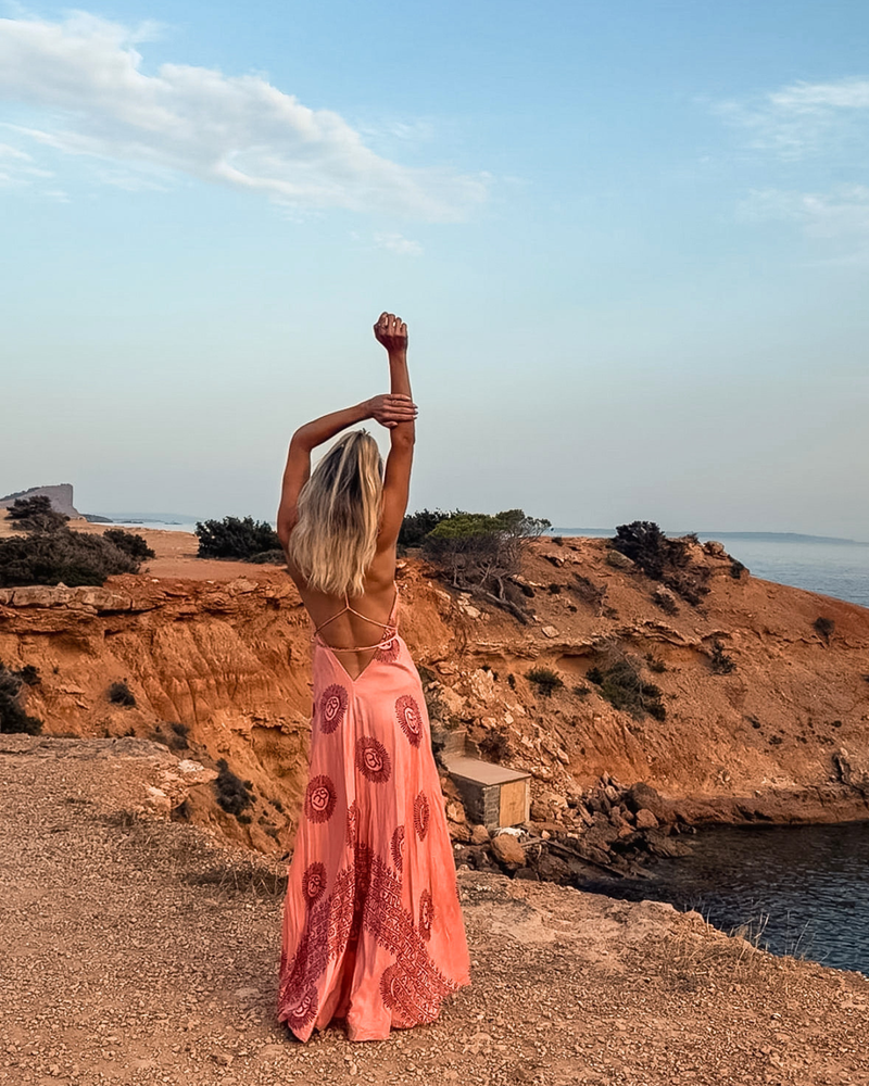 Ibiza Kleid Damen lang | Maxikleid Korall mit Om Zeichen 