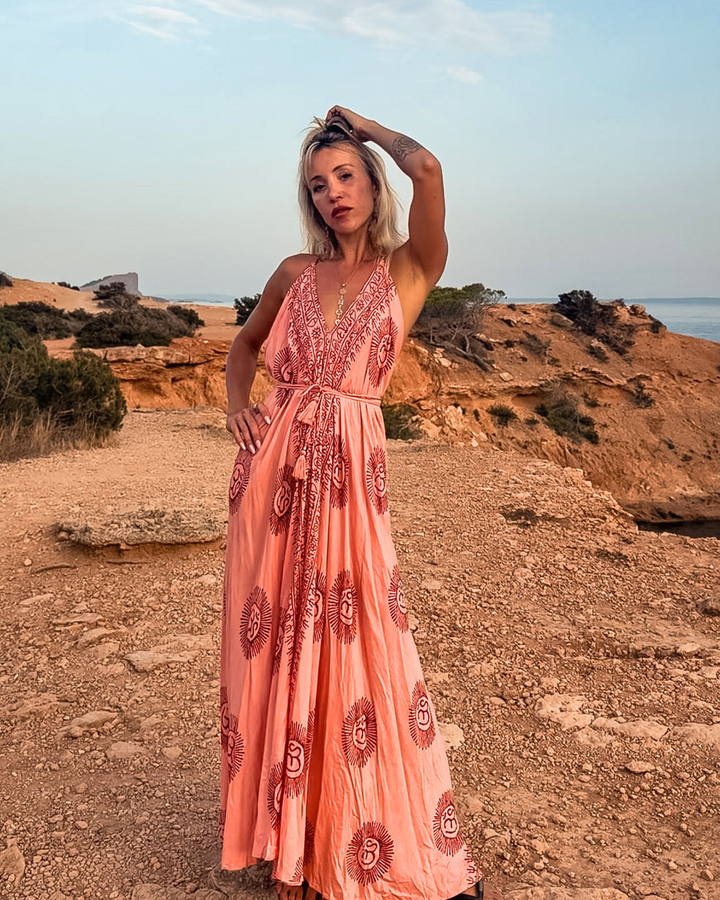 Langes Sommerkleid mit V-Ausschnitt und Om Zeichen 