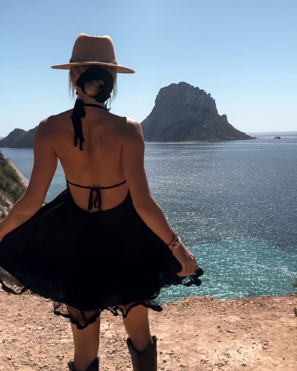 schwarzes Rückenfreies Boho Kleid - Kurzes Sommerkleid mit Ruffle Effekt 