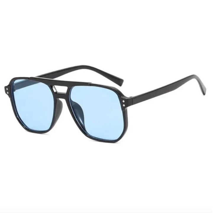 Blaue Stillvolle Unisex Sonnenbrille mit schwarzem Rand und blauen Gläsern 