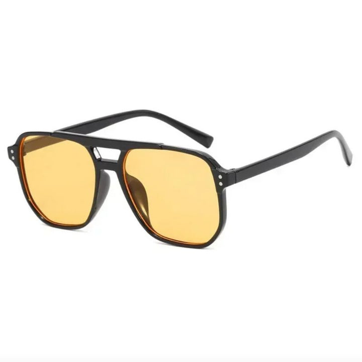 Stylische Sonnenbrille mit schwarzem Rand und gelben Gläsern 