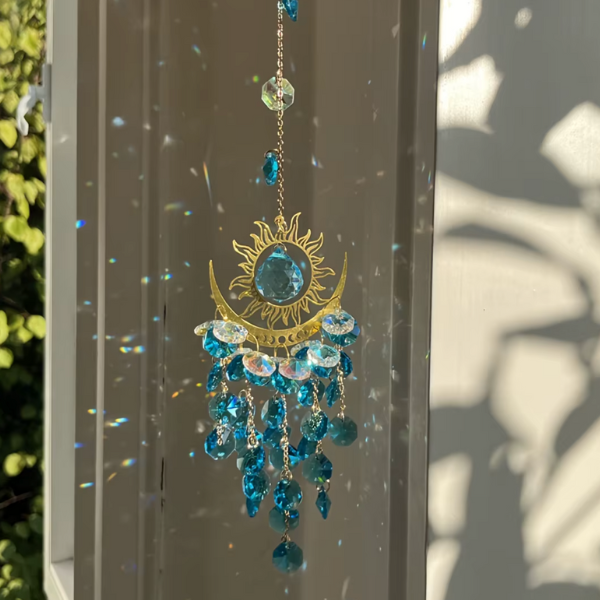 Sonnenfänger mit Mond und Sonnen Symbol und blauen Kunst Kraftsteinen 