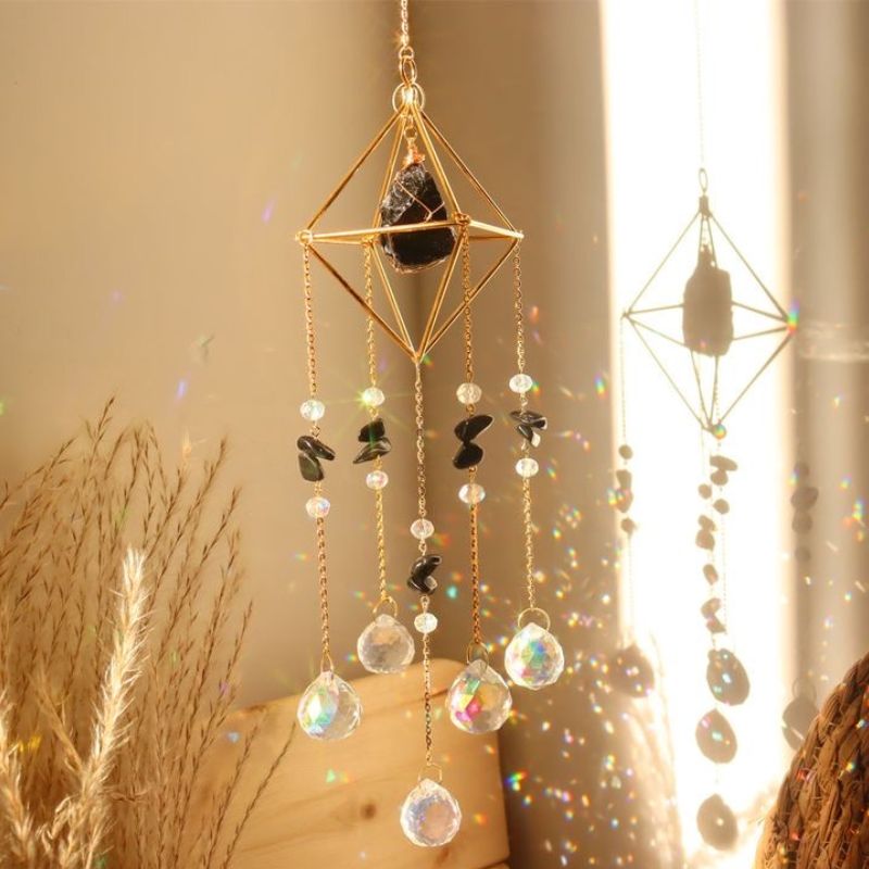 Suncatcher Lichtspiel mit energetischen Edelsteinen aus schwarzem Onyx und Prisma Kristallsteinen 