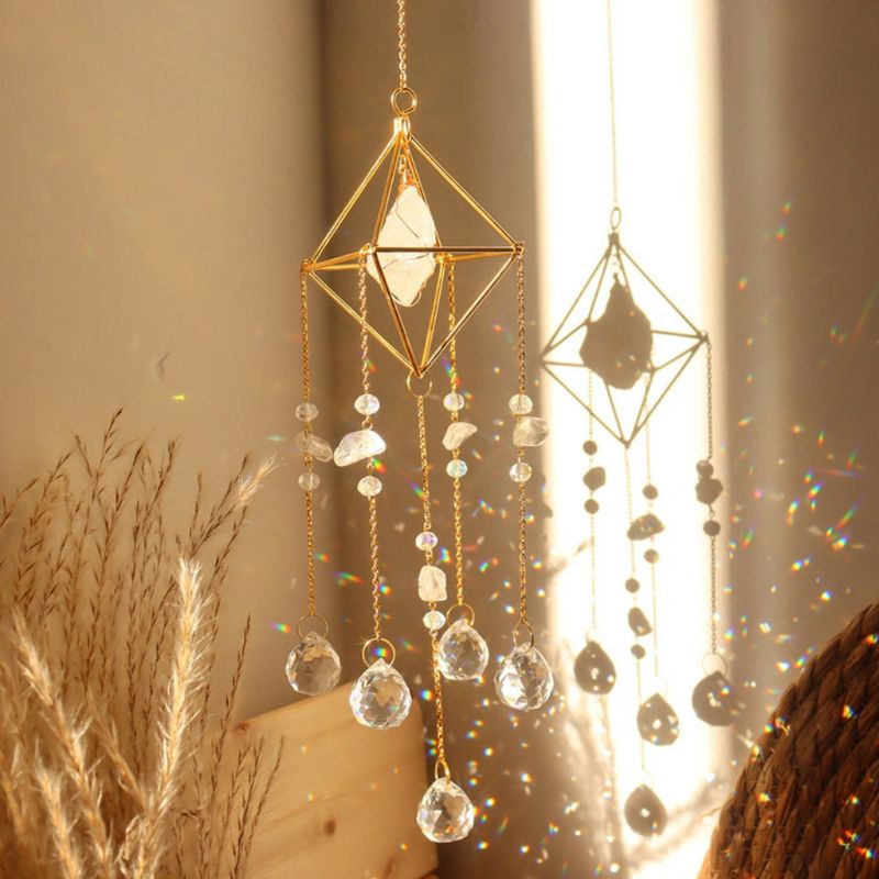 Suncatcher mit weissem Edelstein Mineralien und hängen Kristall Prisma Steinen die das Sonnenlicht einfangen