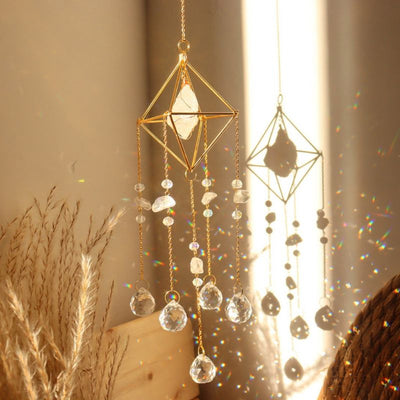 Suncatcher mit weissem Edelstein Mineralien und hängen Kristall Prisma Steinen die das Sonnenlicht einfangen
