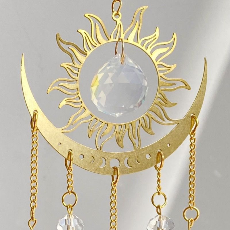 Goldener Sonnenfänger mit Sonnen und Mond Motiv und Prisma Stein in der Mitte