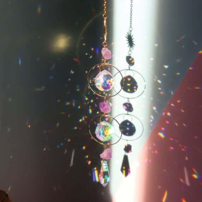 Suncatcher Sonnenfänger mit Quarz Edelsteinen und Prisma Kristallsteinen die das Sonnenlicht einfangen und Regenbogen Farben wiederspiegeln 