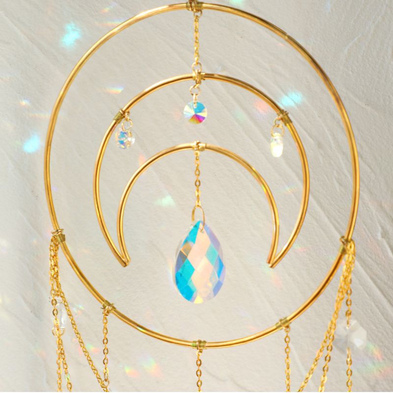 Sonnenfänger Suncatcher mit goldenen Kreisen und einem Halbmond Symbol mit Kristall Prisma Steinen 