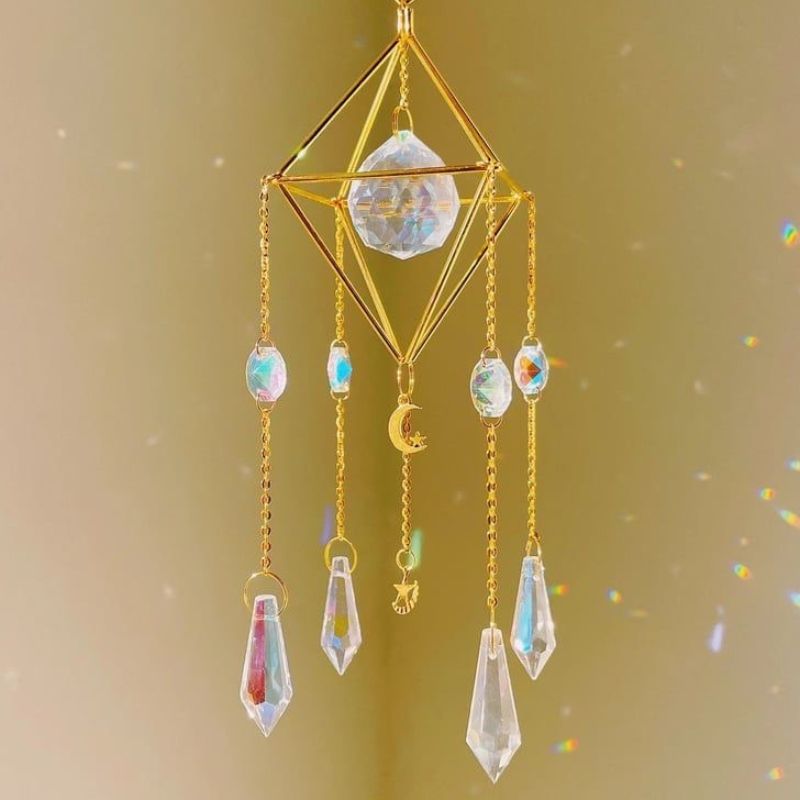 Suncatcher in gold mit 3D Vierreck und Kristallstein in der Mitte - Suncatcher mit Anhängern und Mond Symbol