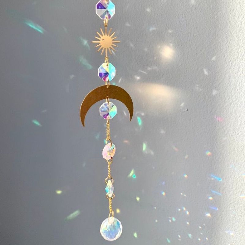 Suncatcher mit Halbmond und Sonnen Symbol und Kristallsteinen die das Sonnenlicht einfangen