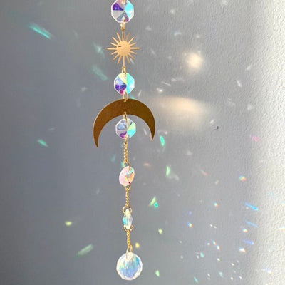 Suncatcher mit Halbmond und Sonnen Symbol und Kristallsteinen die das Sonnenlicht einfangen