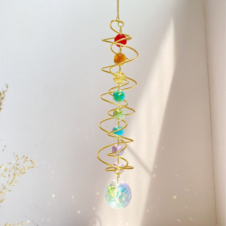Sonnenfänger mit Spirale und farbigen Steinen in Chakra Farben - Magischer Suncatcher für dein Zuhause