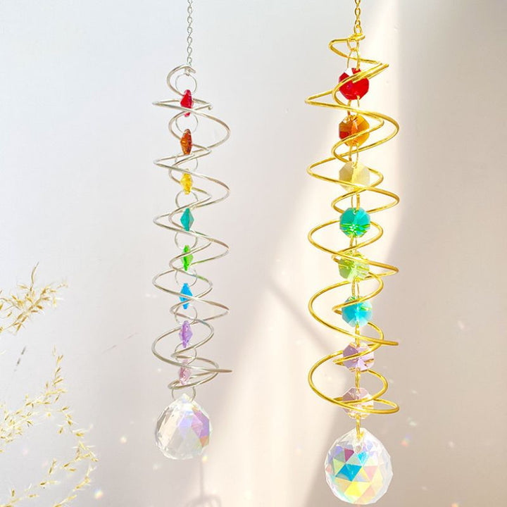 Sonnenfänger in Spirale Form mit Steinen in Chakra Farben 