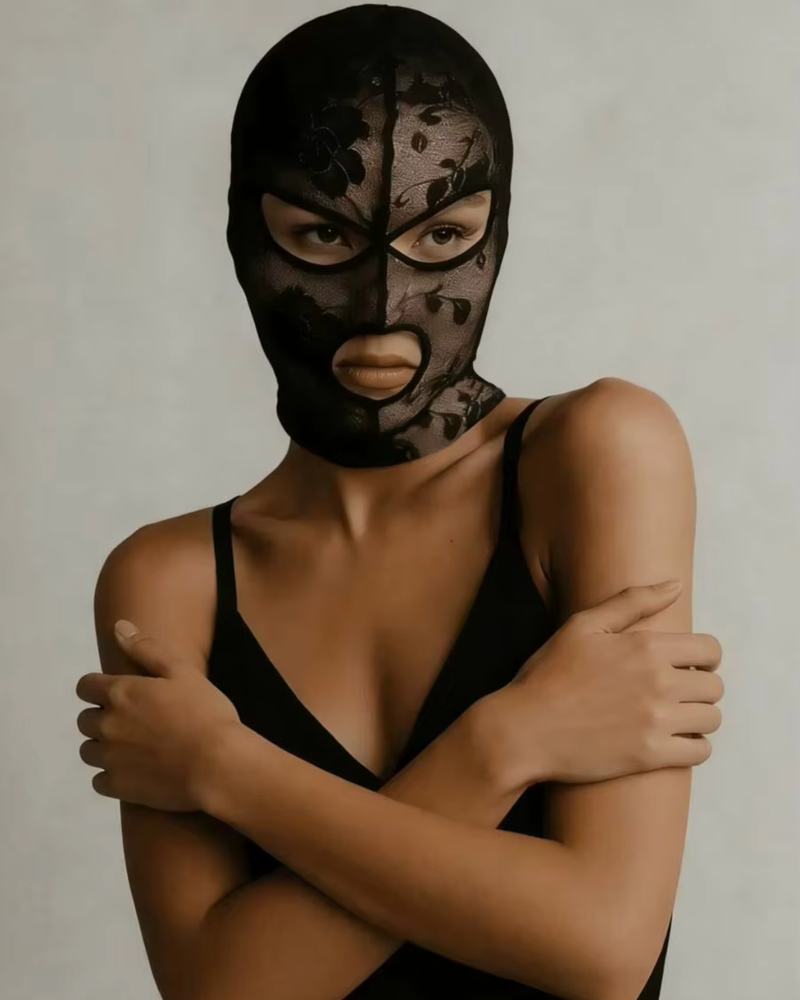 Schwarze Kopfmaske mit floralen Spitzendetails