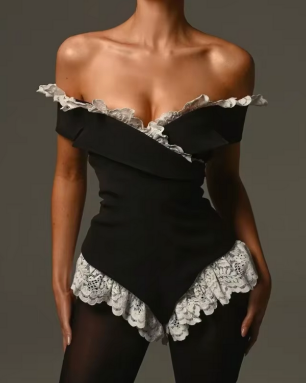 Schwarzer Body mit Rüschen und weisser Spitzenverzierung