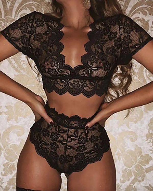 reizvolles Spitzen Dessous Set Unterwäsche aus hochgeschnittener Unterhose und passendem Spitzen Crop Top 