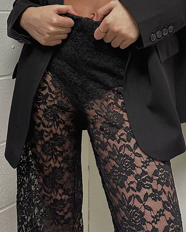 Transparente Hose in Schwarz – kombiniert mit Oversize-Blazer