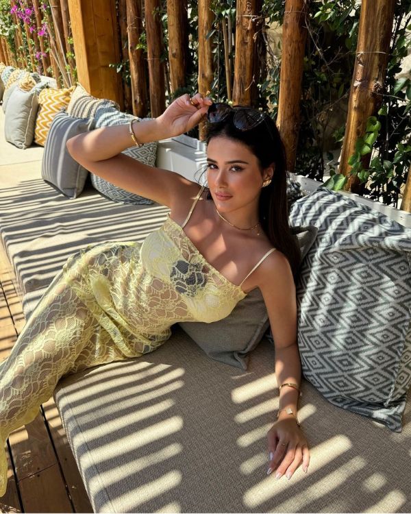 Kimberly in unserem gelben Spitzen Floral Kleid 