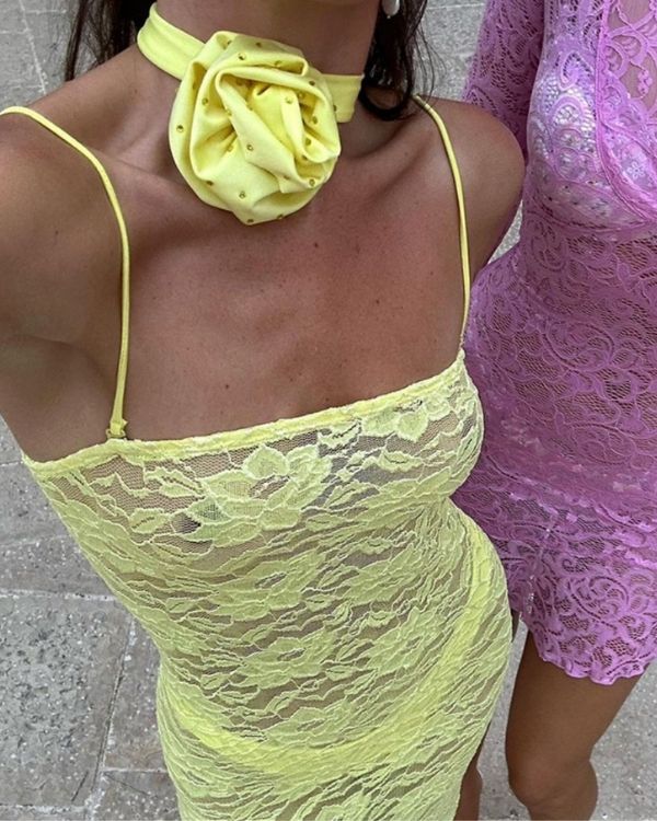 Hellgelbes transparentes Spitzen Damen Kleid mit Blumen Mustern 