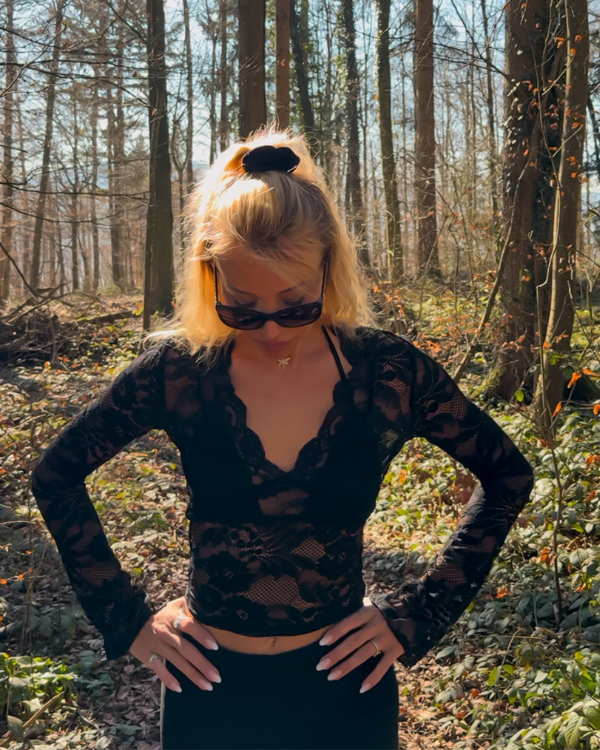 Verspieltes Spitzen-Shirt in schwarz mit floralen Mustern und V-Ausschnitt