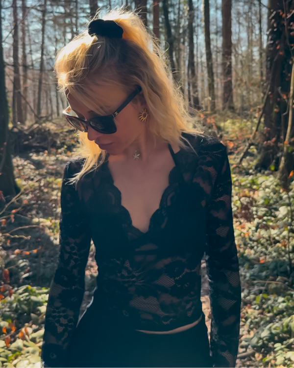 Edles Spitzen-Top in schwarz mit femininer Passform und feinen Details