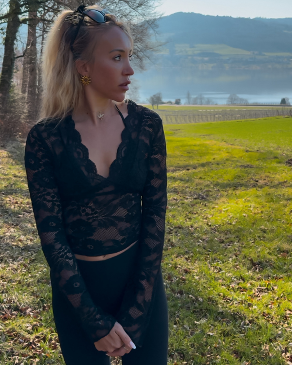 Schwarzes Spitzen-Shirt „Adella“ mit tiefem V-Ausschnitt und floraler Spitze