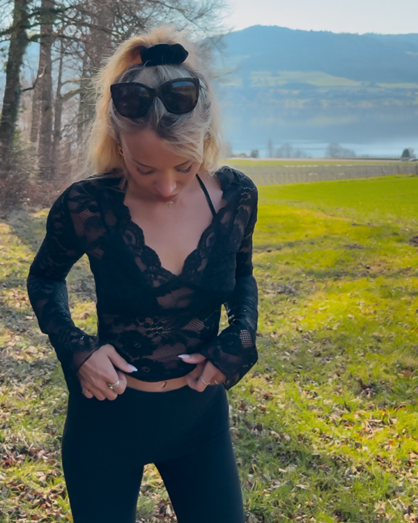 Sexy Spitzen-Shirt „Adella“ in Schwarz – transparent & feminin