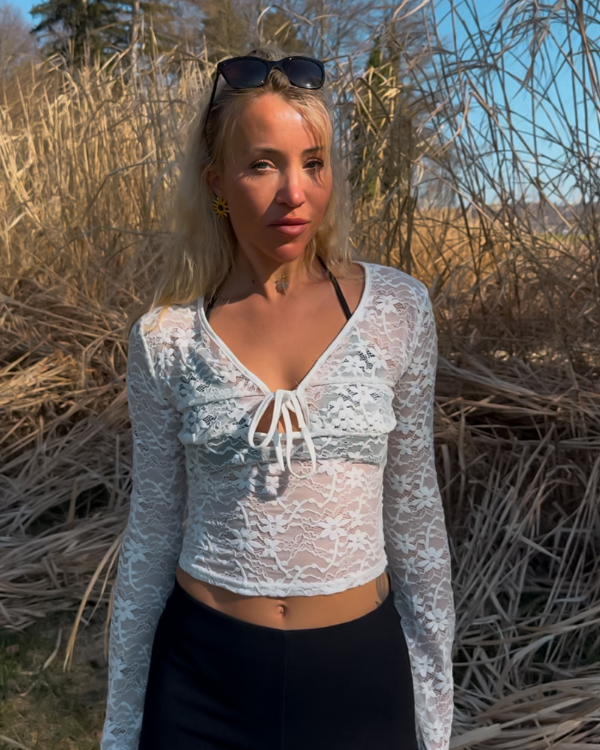 Elegantes langärmliges Spitzen-Shirt „Livia“ in weiss mit floralem Muster