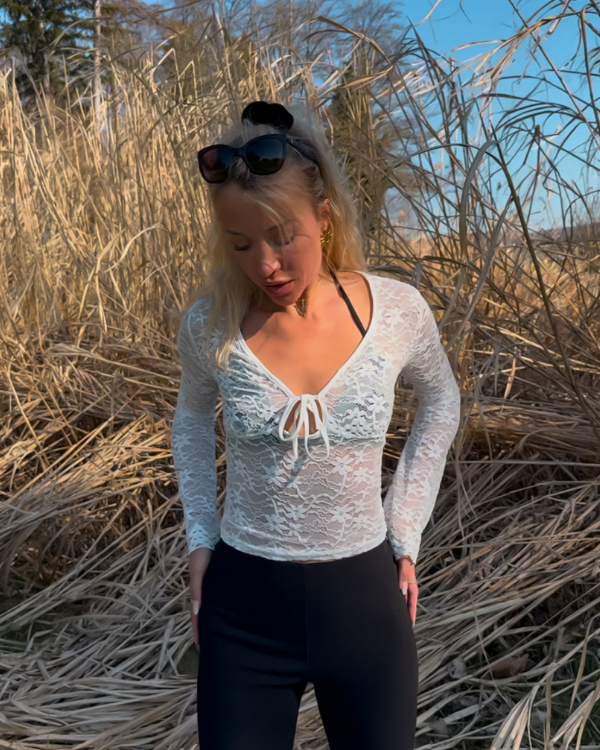 Transparentes Spitzen-Shirt „Livia“ in Weiss mit zartem V-Ausschnitt und Bindebändchen