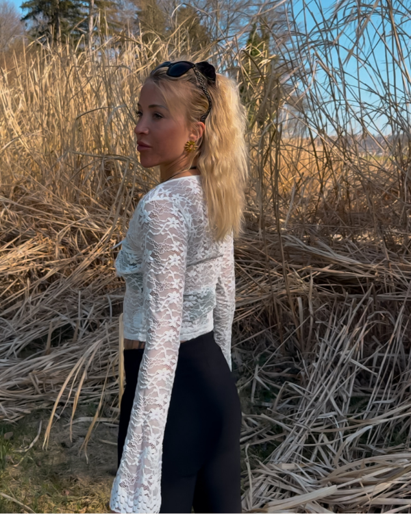 Weisses Spitzen-Shirt „Livia“ mit femininer Spitze und figurbetonter Passform