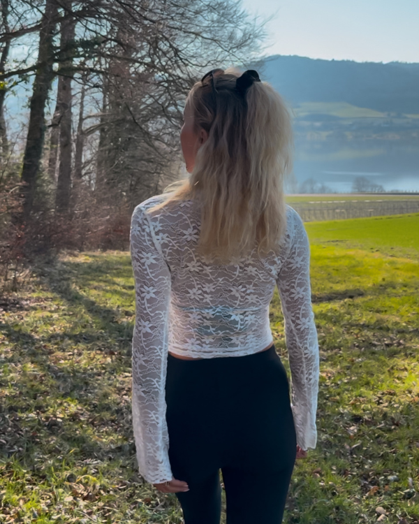 Semitransparentes Spitzen-Shirt in Weiss mit leicht ausgestelltem Langarm