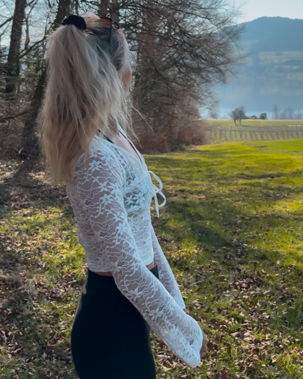 Transparentes Langarm-Shirt „Livia“ in Weiss mit edlem Spitzenmuster