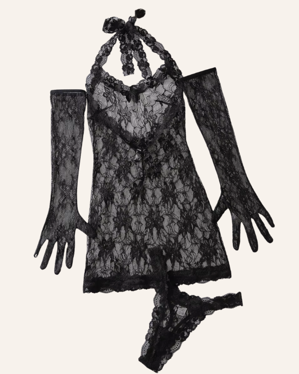 Sinnliches Spitzenkleid mit langen Handschuhen und passendem String