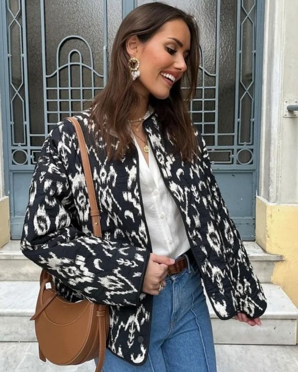 Stillvolle Damen Steppjacke mit schwarz-weiss Ethno Muster 