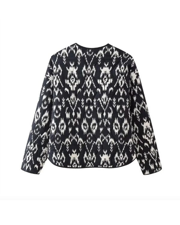 Steppjacke in lockerem Schnitt mit schwarz-weiss Ethno Muster 