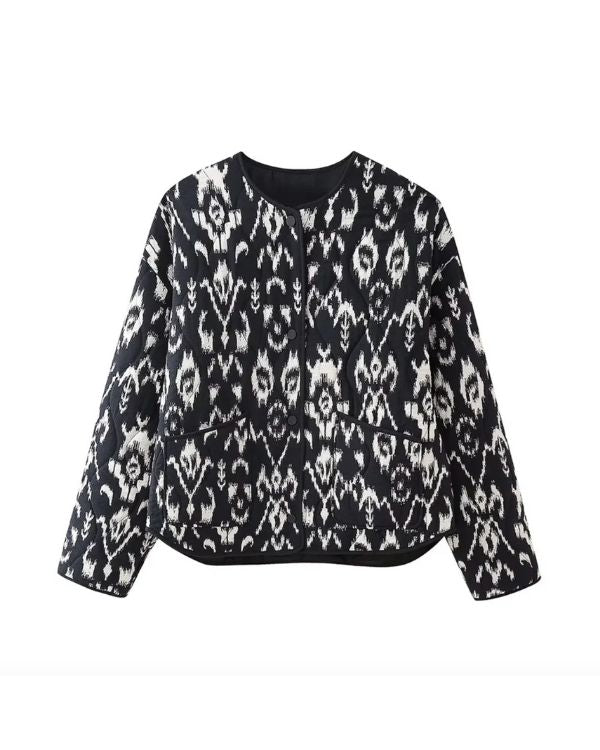 Steppjacke in lockerem Schnitt, mit rundem Kragen und schwarz-weiss Boho Ethno Muster 