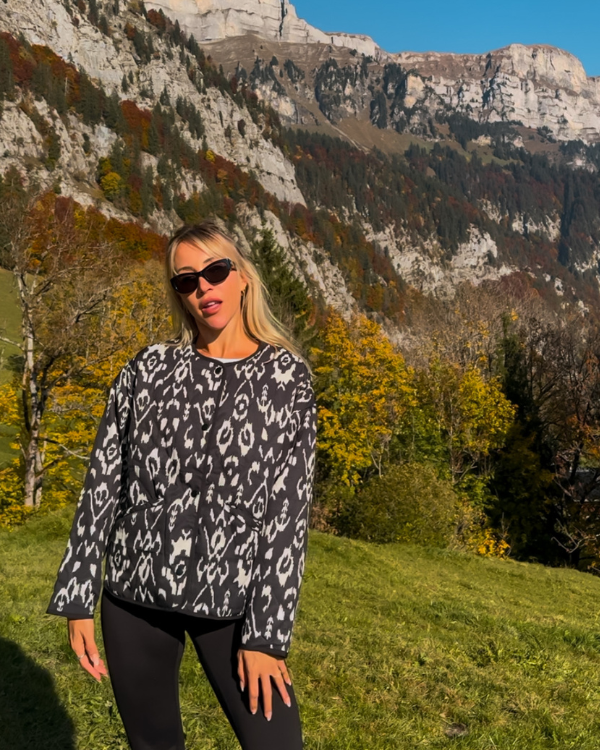 Stillvolle Damen Steppjacke mit schwarz-weiss Ethno Muster 