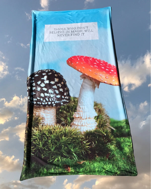 Strandtuch mit magischen Pilzen Symbolen und Spruch 