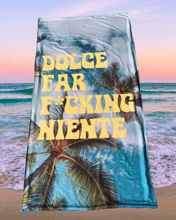 Strandtuch mit Palmen Motiven und Spruch "Dolce far f*cking niente" 