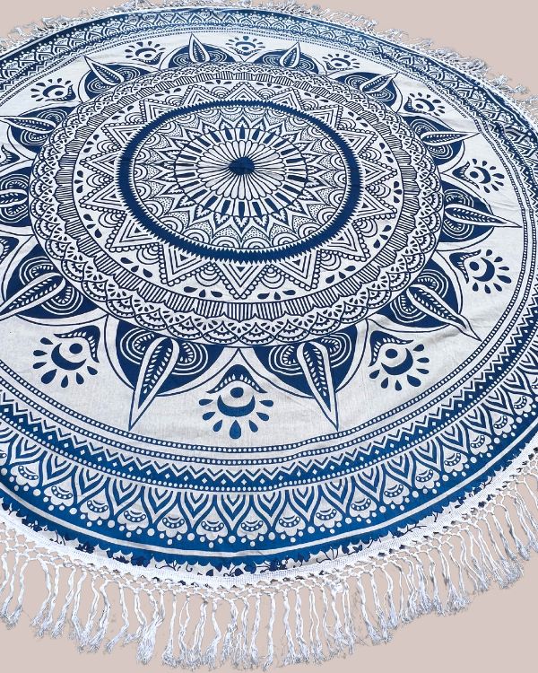 Weisses rundes Baumwolle Tuch mit Fransen und Mandala Print Design in blau 