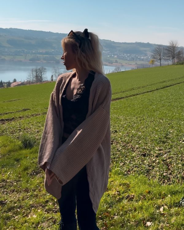 Elegante halblange Damen Strickjacke mit Zopfmuster und Strickmuster 