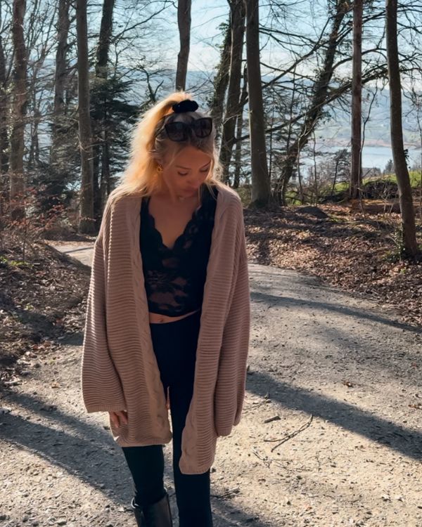 Stillvolle und weiche Damen Strickjacke mit Zopfmuster Rand 