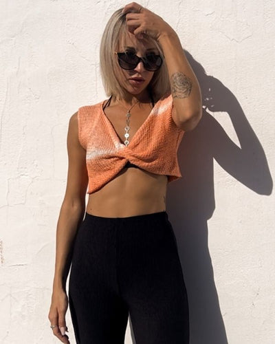 Orange weisses Batik Boho Stricktop Häkel Crop Top ohne Ärmel und mit Twisted Effekt 