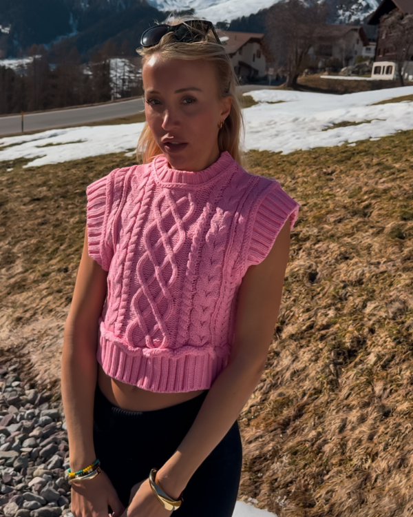 Damen Strick-Pullunder in Pink mit Zopfmuster und hohem Kragen