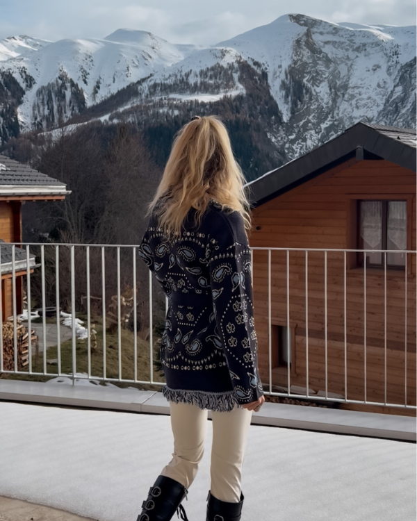 Bohochic Strickjacke Cardigan mit Paisley Muster und Fransen in Blau Tönen 