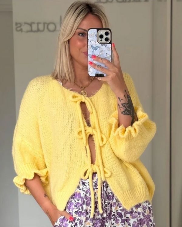 Gelbe Strickjacke mit verspielten Schleifen und Ruffle Effekt an den Ärmeln 