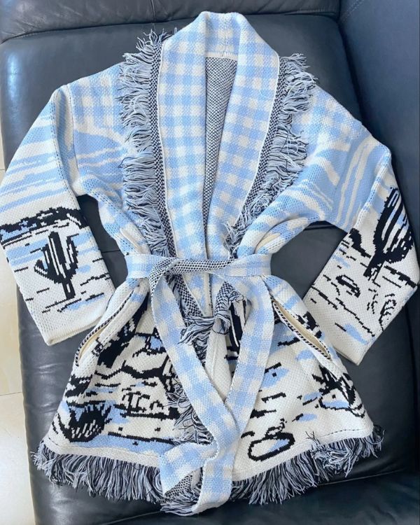 Hochwertige luxury designer Strickjacke aus Kaschmir Wolle in hellblau-weiss gemischt mit Karomuster und Kaktus 