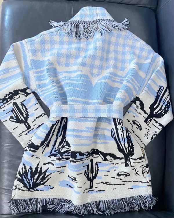 High-End Luxury Fashion Strickjacke Cardigan mit Fransen, Kragen und Kaktus Mustern und Wüsten design - Cardigan mit Karo Muster in hellblau-weiss gemischt 