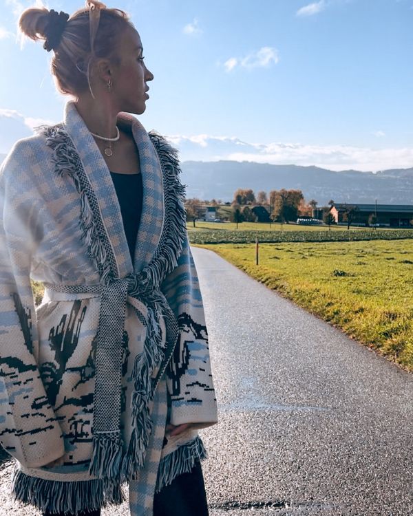 Hochwertige Designer Strickjacke mit Fransen und Karo Muster -  hellblau-weisse Damen Cardigan aus Kaschmir 